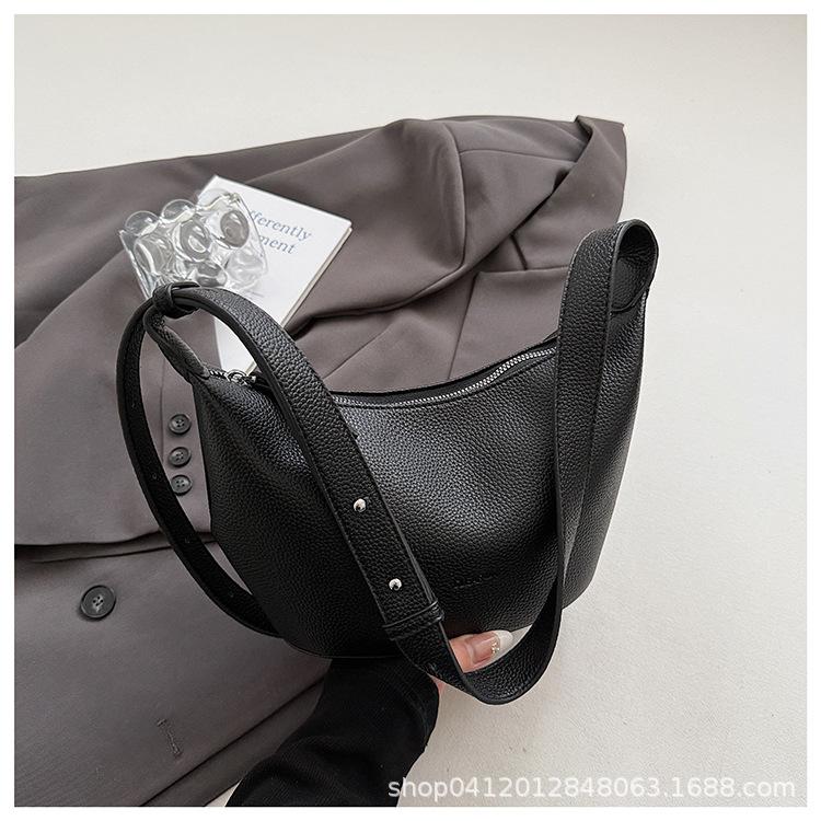 

2025 new simple and light commuter women shoulder crossbody light Internet celebrity large capacity explosion casual dumpling bag