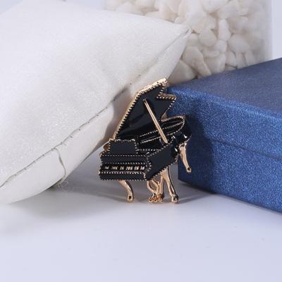 Creative Piano Shape Brooch Pin Alloy Musical Instrument Shining Rhinestone Decor Coat Badge Clothes Accessories