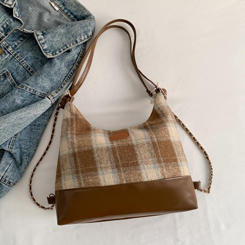 Trendy Chain Shoulder Bag With Chic Minimalist Design Ideal For Casual Outfits In Red Checkered