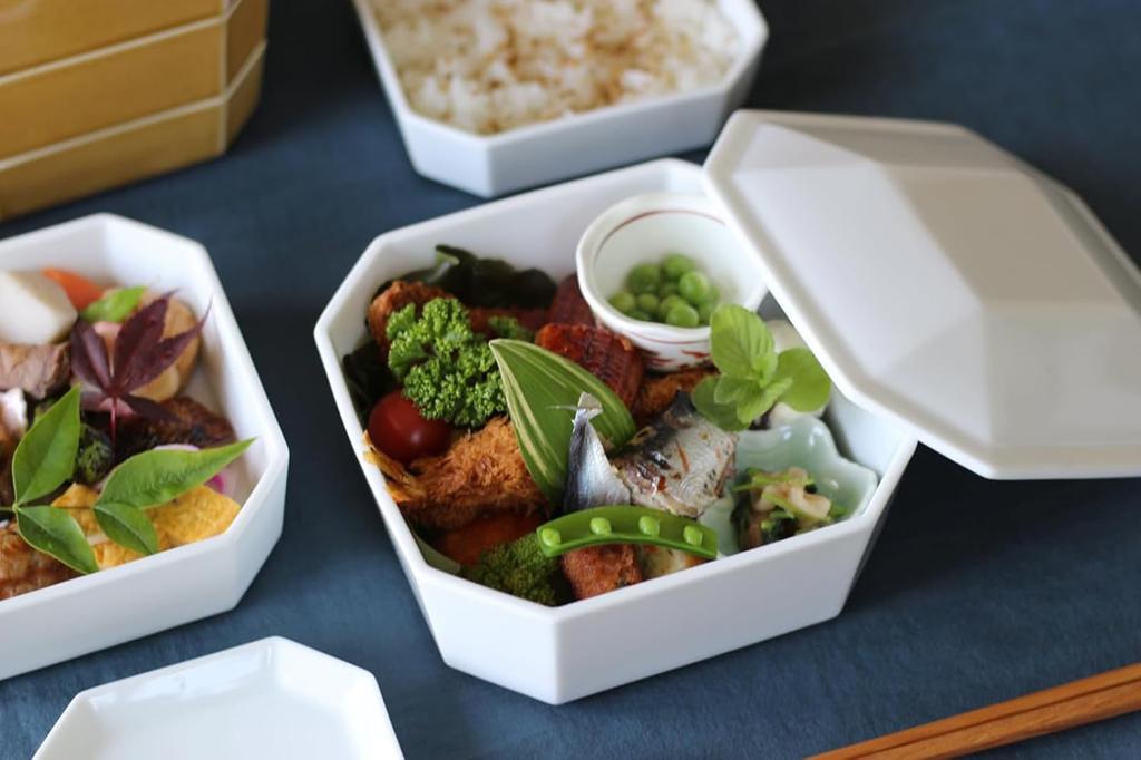 Yamaka Shoten MOOMIN Special Jubako Box with 4 Side Plates Perfect for Cherry Blossom New and First Meal Made In "Sekku Day" 3-Tiered (17x17x16cm)