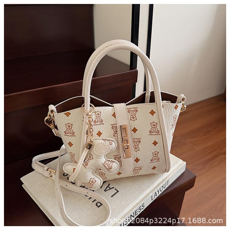 

2025 new bear printed niche bucket bag temperament versatile handbag commuting large-capacity tote bag