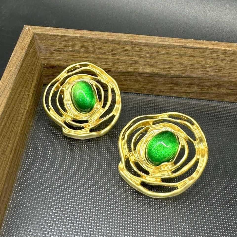 

Emerald Flower-Shaped French Earrings: Retro Elegance in Light Luxury Style.