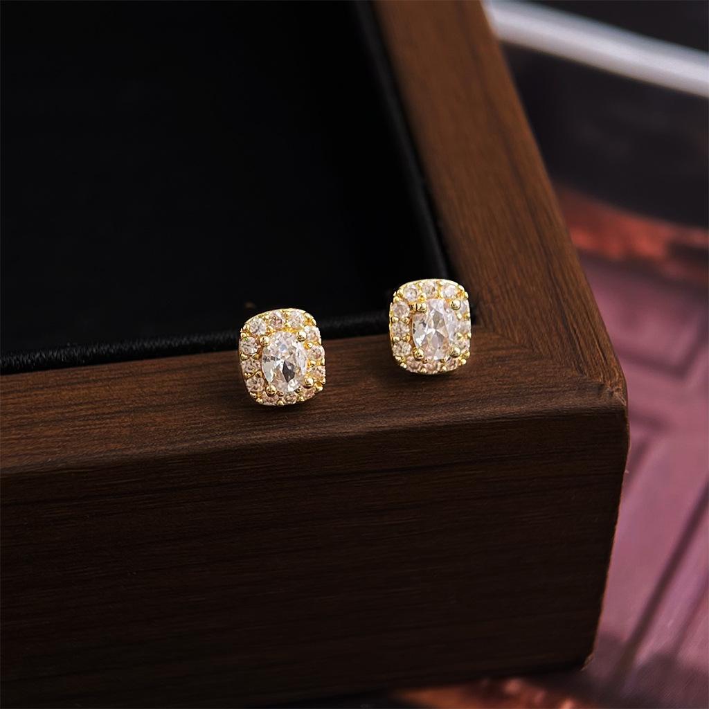 Full of zircon stud earrings Temperament earrings Small and simple commuter earrings