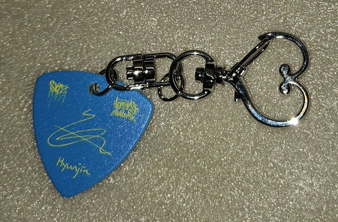 

[USED] Stray Kids celebrate pick key ring Hyunjin