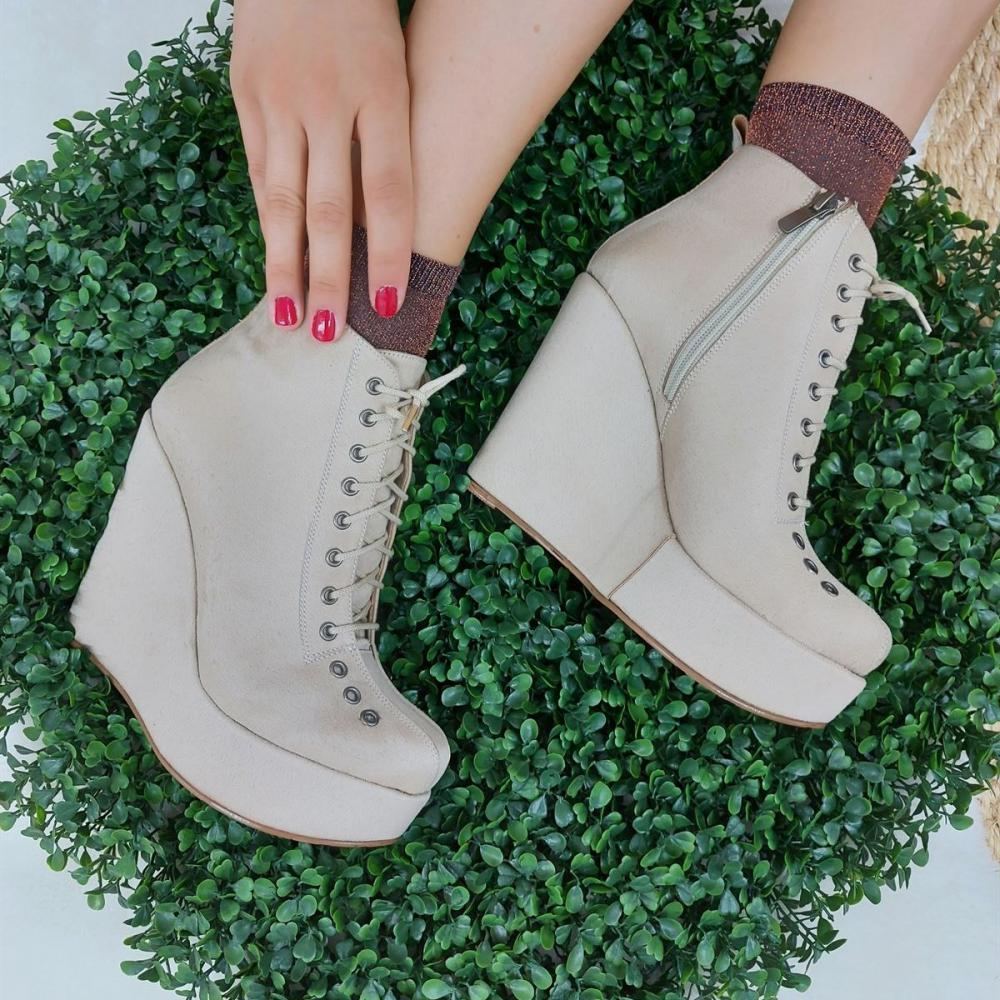 

Женские замшевые ботинки Ten на танкетке со шнуровкой