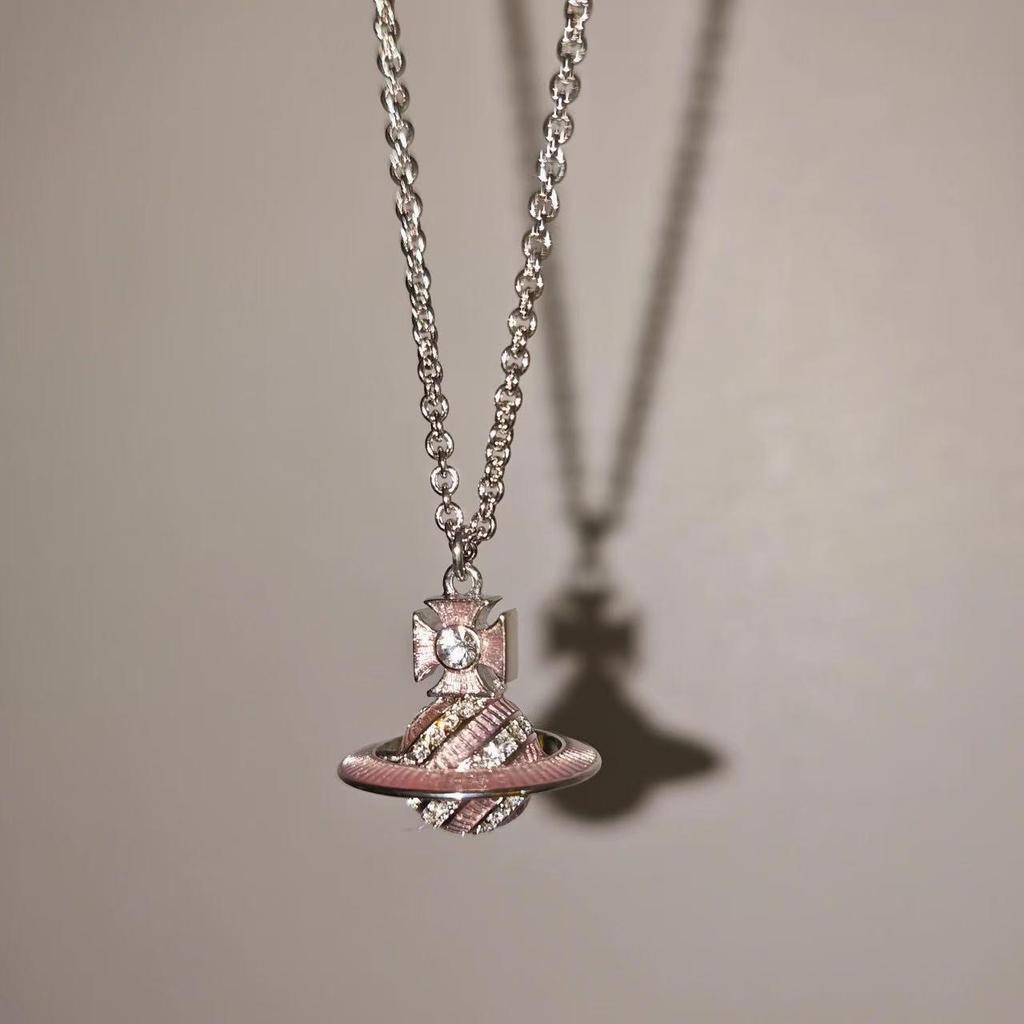 Westwood 3D Planet Różowy Emaliowany Naszyjnik: Wykwintny Łańcuszek do Swetra w Stylu Light Luxury dla Kobiet.