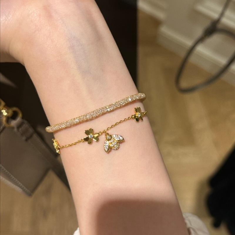 Fashion   Inlay Diamond Elegant And Exquisite Bracelets For Women Retro Bee Three Flower Bangles Luxury Wedding Jewelry