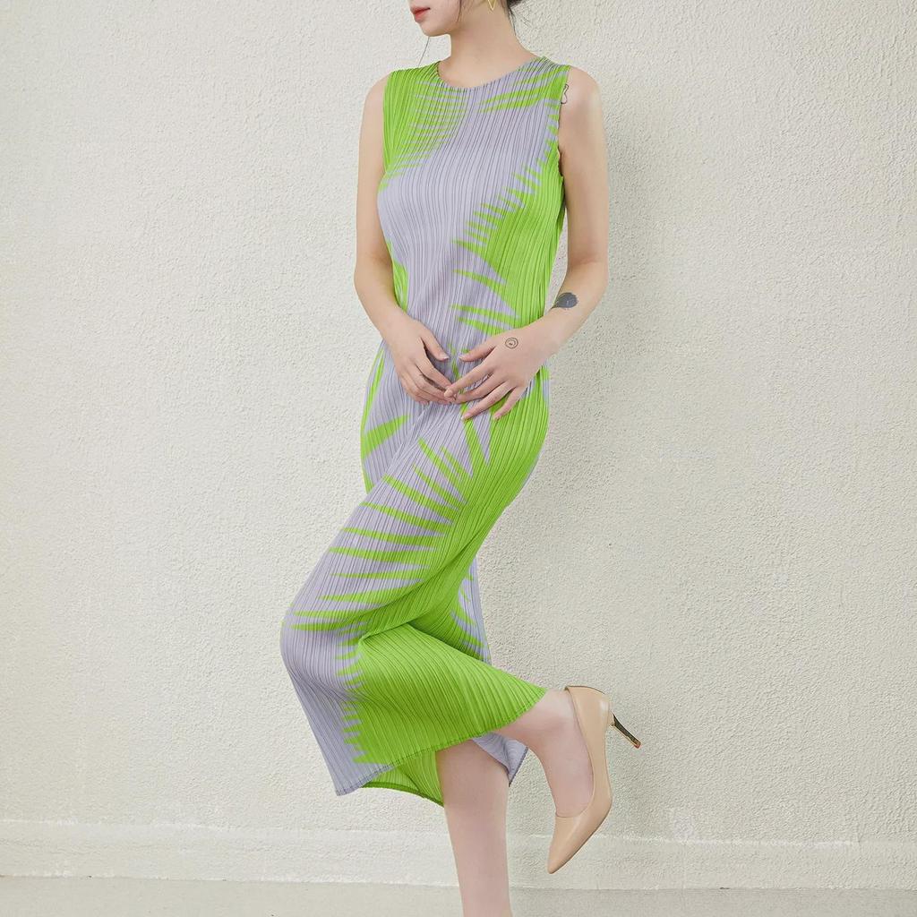 Japanese-Style Sleeveless Pleated Dress - Women's Medium-Length Slim Fit.