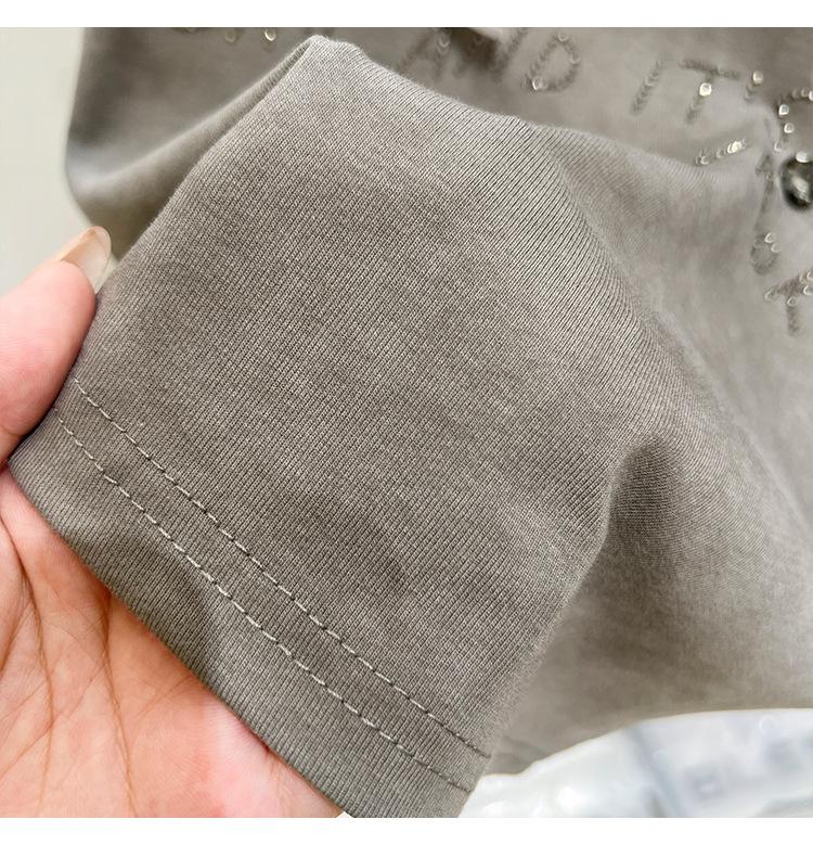 T-shirt med korta ärmar och diamantbokstav för tung industri för kvinnor på sommaren, slimmande och åldersreducerande, slim fit topp med rund hals