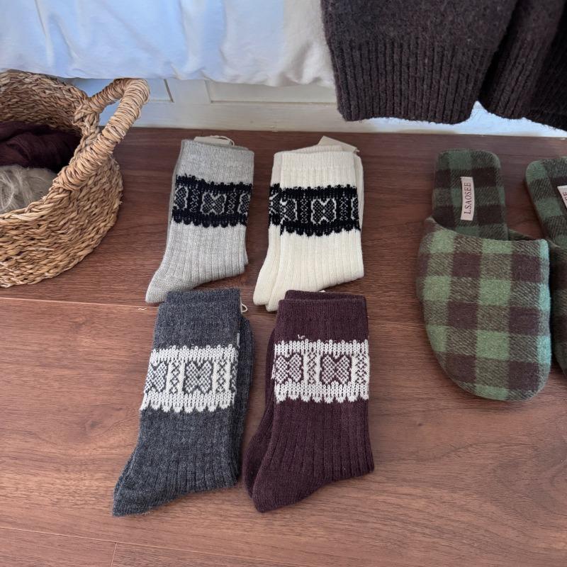 Retro Cross-patterned Wool Socks for Autumn and Winter Warmth, Color-blocked Mid-calf Socks, Double-needle Soft and Sticky Socks