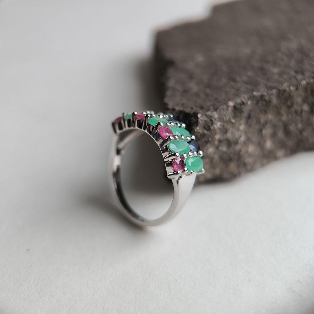 Srebrny pierścionek z naturalnym szafirem 1,917 ct, szmaragdem, rubinem, waga produktu 4,16 g (2182337)