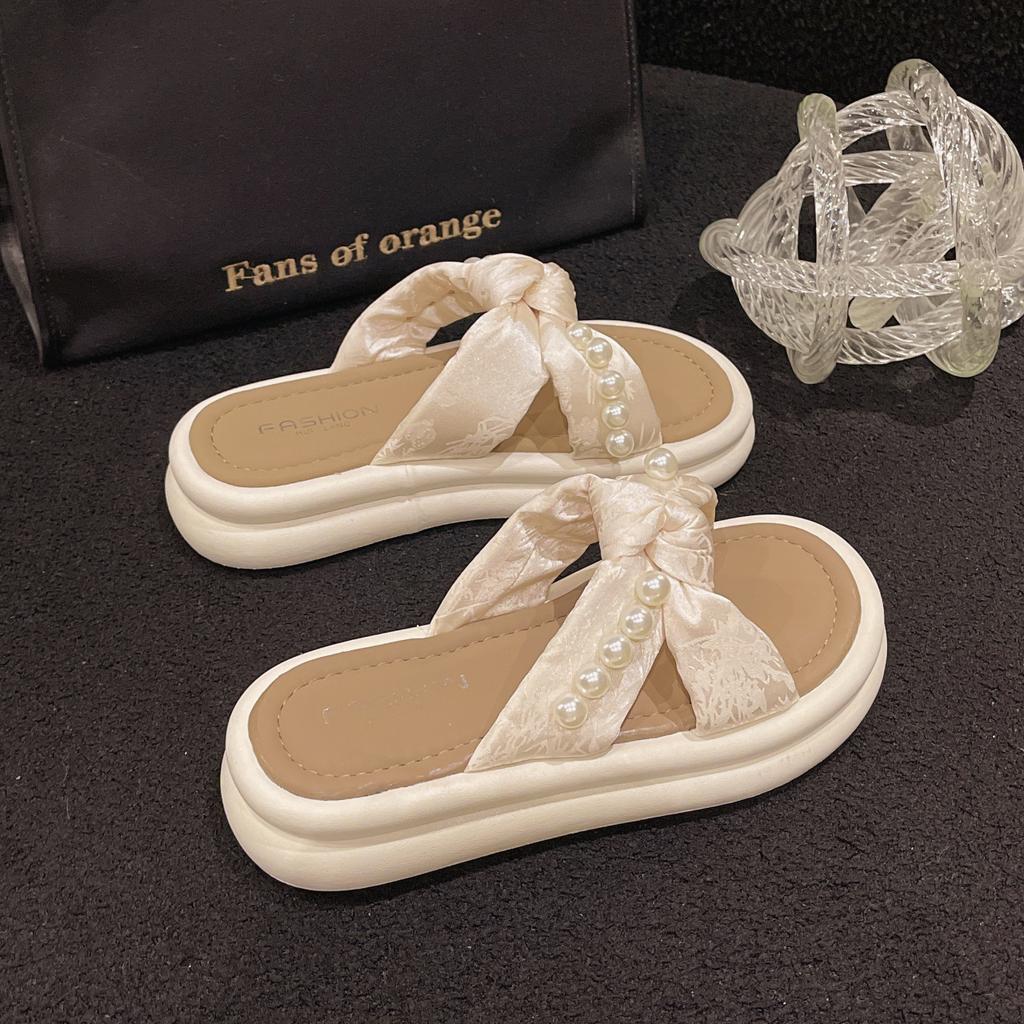 New Chinese style slippers women's summer outer wear pearl niche design sense 2025 new thick-bottomed French explosive sandals