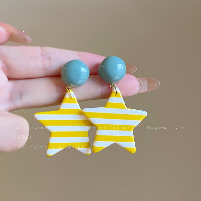 

Resin star pendant earrings, simple and versatile fashion earrings, niche personality and high-end earrings, women