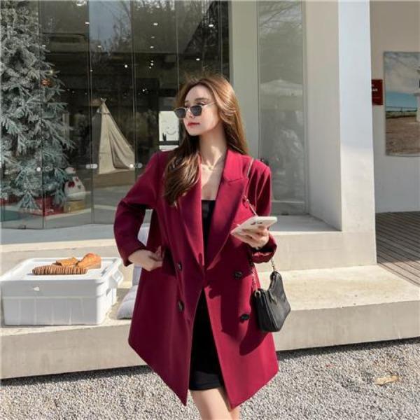 Show Your Sophistication and Style with This Unique Autumn/Winter Suit Jacket for Women