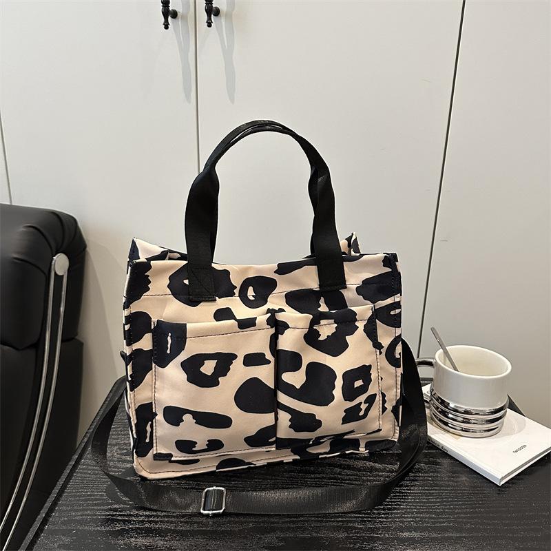 

The new women s bag of the season, high-value leopard print retro simple shoulder bag, women s large-capacity portable tote bag чёрный