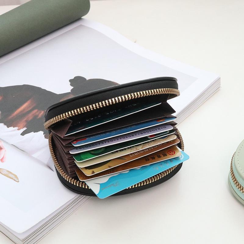The new card bag is a simple clutch bag, a shell-shaped small change bag, and a women's mini storage card bag.