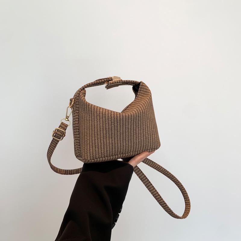 

Популярная в этом году модная корейская версия сумочки 2025 весна новая универсальная в иностранном стиле однотонная на плечо сумка-мессенджер женская сумка коричневый