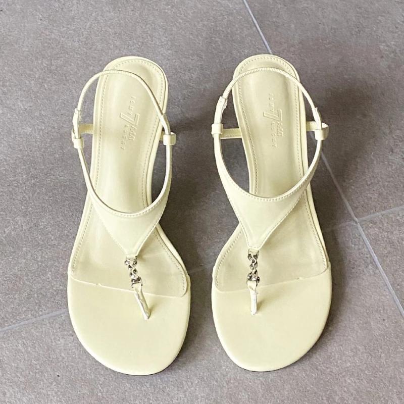 Fashion Comfort Clip Toe Design Brand Flip Flops Women Fashion Metal Chain Decoration Ankle Strap Slide Sandals Elegant Zapatos De Mujer