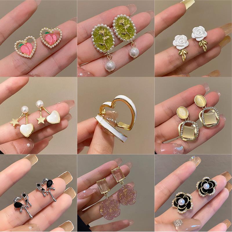 BLINGBAY New Women's Earrings Retro Women's Light Luxury High-End Niche Earrings Sweet Temperament Ear Accessories Modern Jewelry Gifts