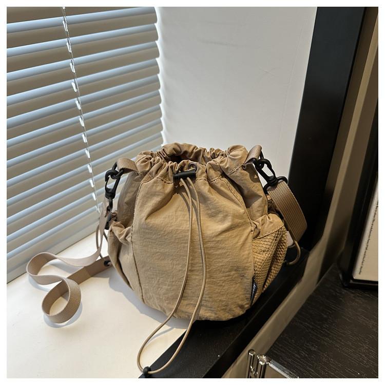 IELGY Nylon Drawstring Drawstring Pocket Shoulder Bag Simple Fashion Casual Literary Style Messenger Bag