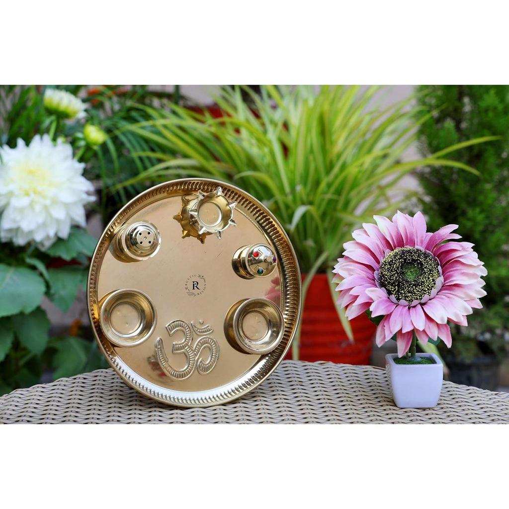 9palcový mosazný Navratri Pooja Thali s připevněnou diyou, 2 miskami, stojánkem na agarbatti a zlatě povrchově upravenou miskou na kumkum