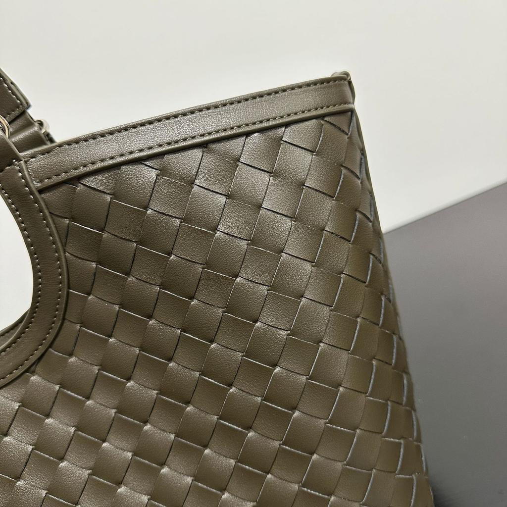 Niche design commuter texture versatile retro woven tote bag large capacity premium portable shoulder armpit bag