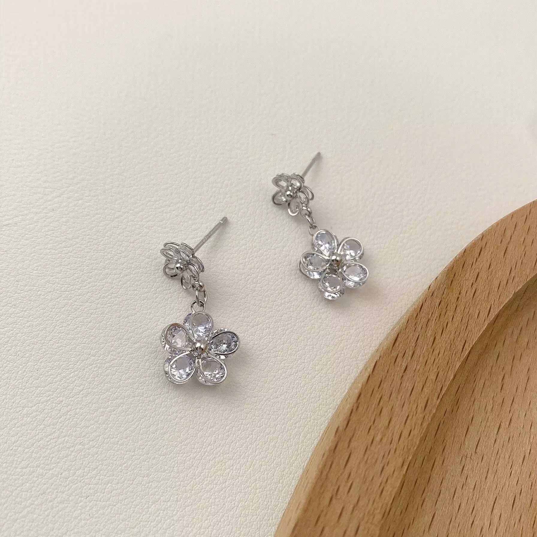 Exquisite S925 Sterling Silver Zirconia Flower Stud Earrings for Women - Elegant and Versatile Jewelry.
