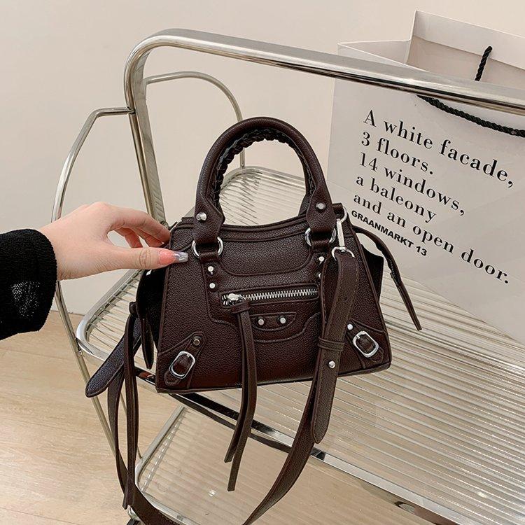 Niche Retro Rivet Locomotive Bag, Women's Bag, Sweet, Cool, Foreign, Versatile, Large-capacity Shoulder Messenger Bag, Women's Handbag.