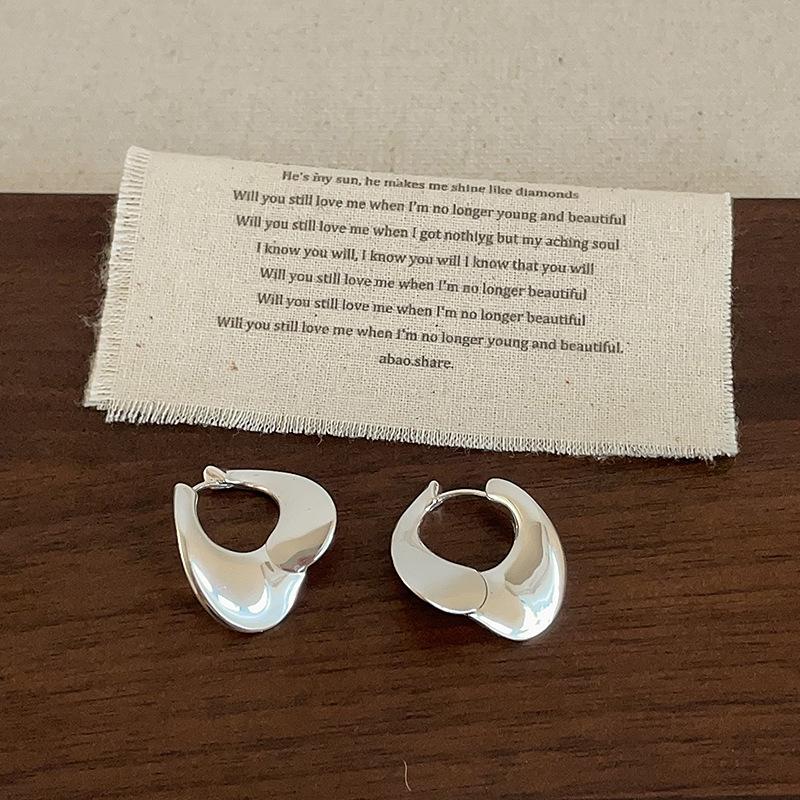 

Серьги-пряжки из глянцевого металла с эффектом холодного ветра и нерегулярным искажением для женщин, с уникальным дизайном и индивидуальностью, изысканные и универсальные