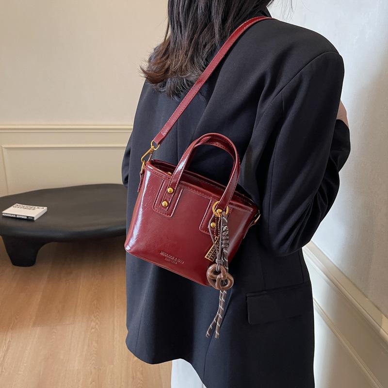 2025 new bag women's bag trendy fashion small square bag popular plush pendant shoulder messenger bag premium feeling bag