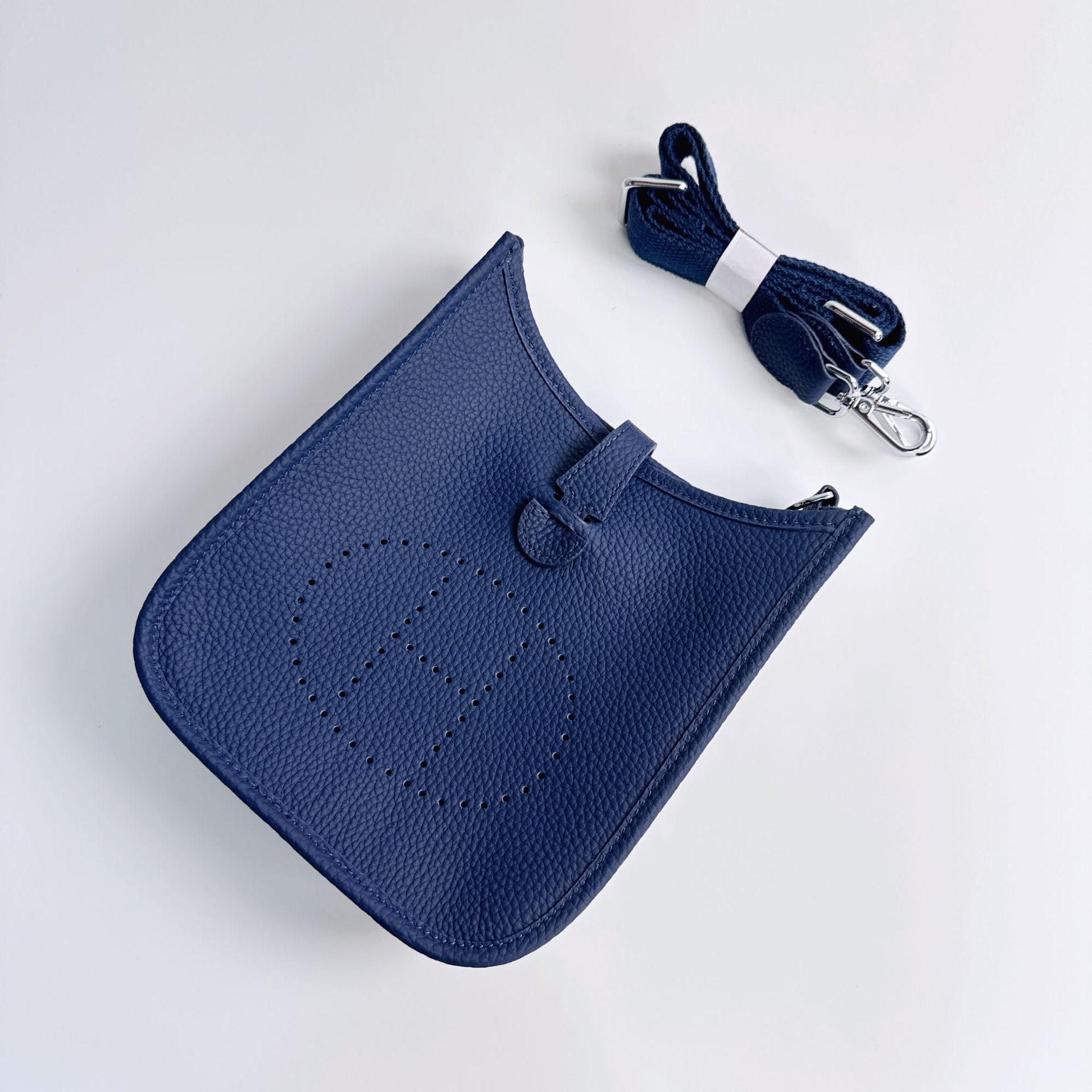 

Aomen Bao Жіноча сумка через плече з натуральної шкіри, висококласна сумка-тоут зі шкіри корів ячої шкіри, з H-пряжкою, порожнистим плетінням, односекційна сумка 28x10x25cm синій