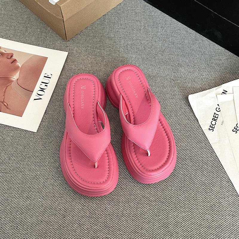 Klapki na platformie muffin damskie letnie do noszenia na zewnątrz letnie nowe modne wysokiej klasy nadmorskie plażowe klapki z paskiem między palcami fajne kapcie