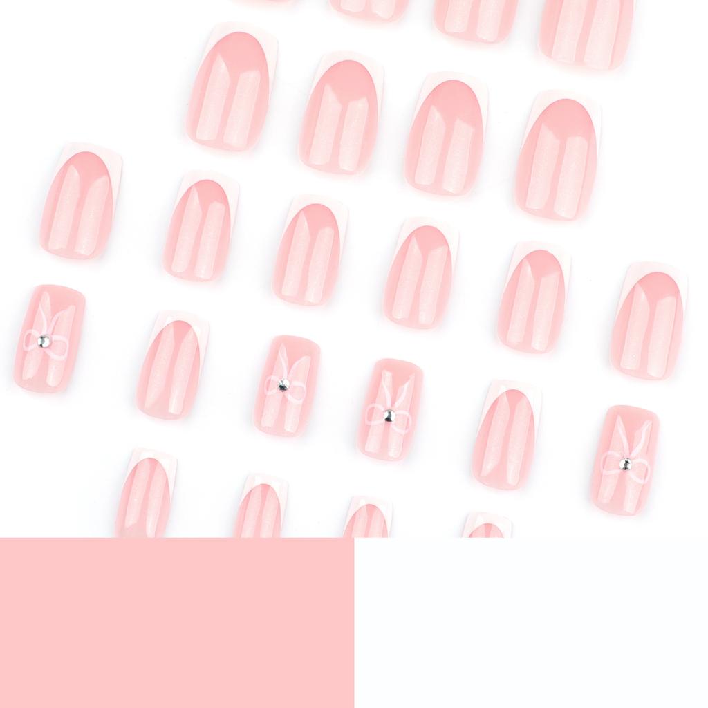 Klasické francouzské bílé nositelné nehty Valentýn Mašle Nail Art Umělé nehty Střední a krátké čtvercové nositelné nehtové dílky