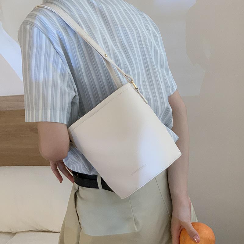 

Французская нишевая женская сумка, новинка 2023 года, модная простая ретро-портативная сумка-ведро, высококачественная сумка на плечо под подмышками