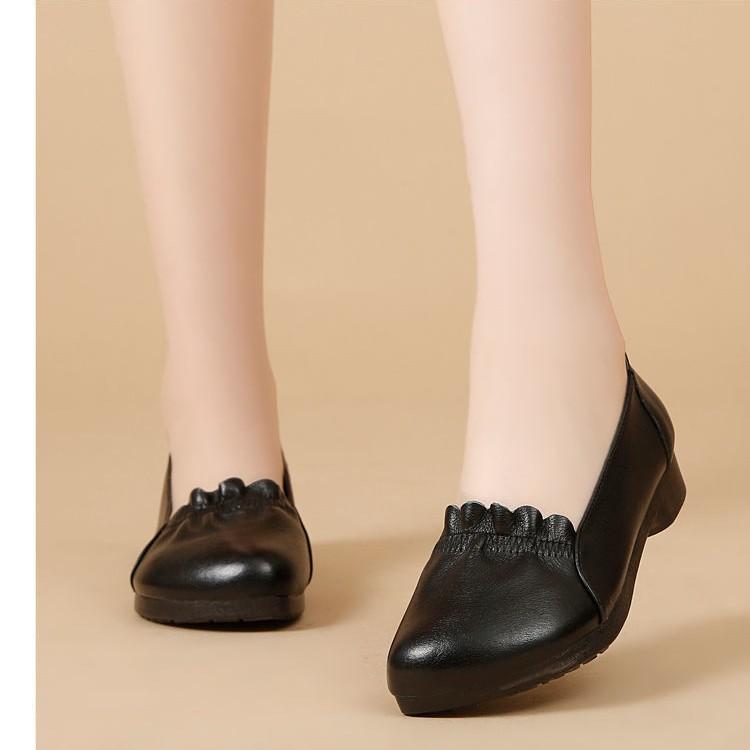 Single Shoes In the Autumn of 2025 New Soft-faced Soft-soled Flat-soled Middle-aged and Elderly One-pedal Fashionable Versatile and Comfortable Moth