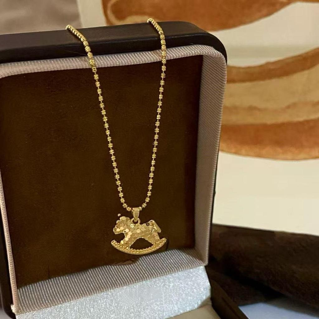 Gold Crushed Ice Horse Pendant Necklace - Light Luxury, Versatile Design for Women