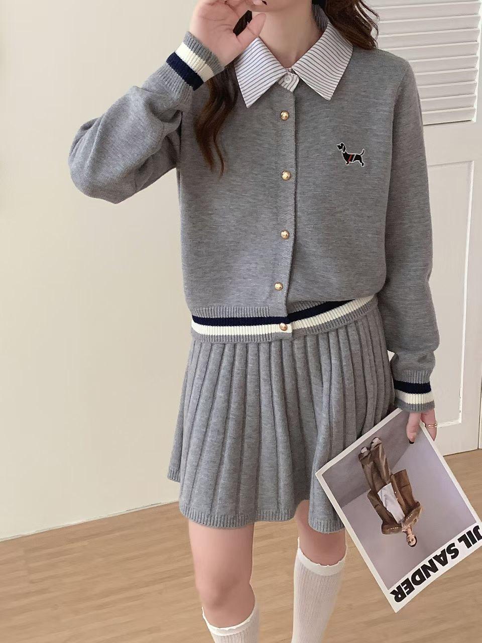 

Комплект рубашки в стиле преппи с пэчворком и плиссированной юбки в корейском стиле на осень/зиму 2025 с вязаным кардиганом для женщин One Size【80-120】 серый