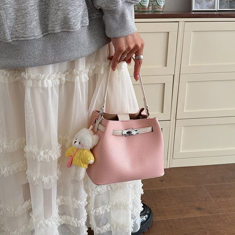 Lychee pattern lock bear pendant bucket bag