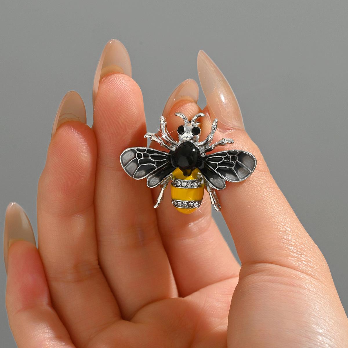 

Сверкающая брошь «Медоносная пчела» – Ювелирное изделие ручной работы из эмали и стразов one size