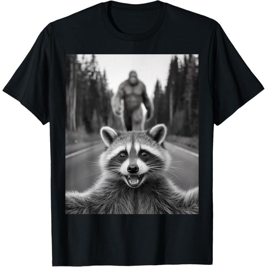 Напуганный енот делает селфи с Сасквотчем Бигфутом, Забавная футболка с енотом S