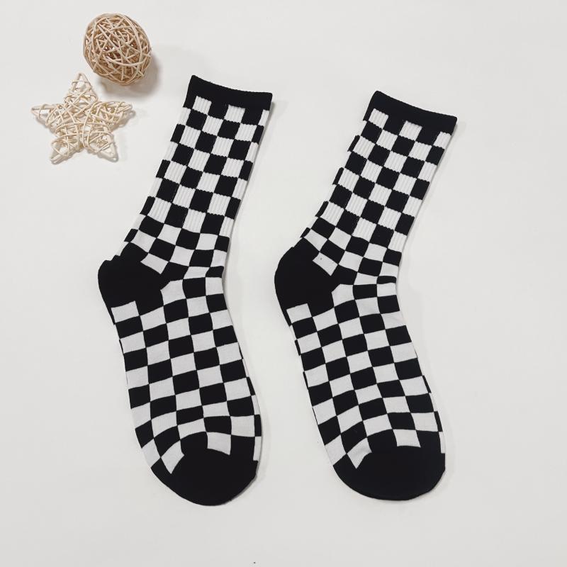 2 Paar Schwarz-Weiß Schachbrettmuster Alltagstaugliche Vielseitige Herren- und Damen-Mittelwaden-Socken