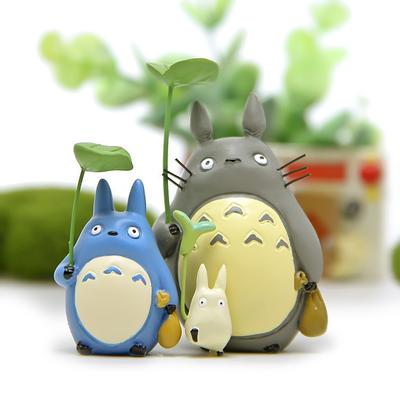 Handgefertigtes Cartoon Totoro Spielzeug mit Blattmuster für Bürodekoration und als Geschenk