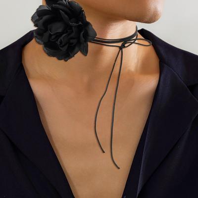 Vintage Zwart Satijn Grote Bloem Mannen Ketting Mode Elegante Stof Bloemen Lange Draad Kwastje Kraag Ketting voor Mannen Vrouwen