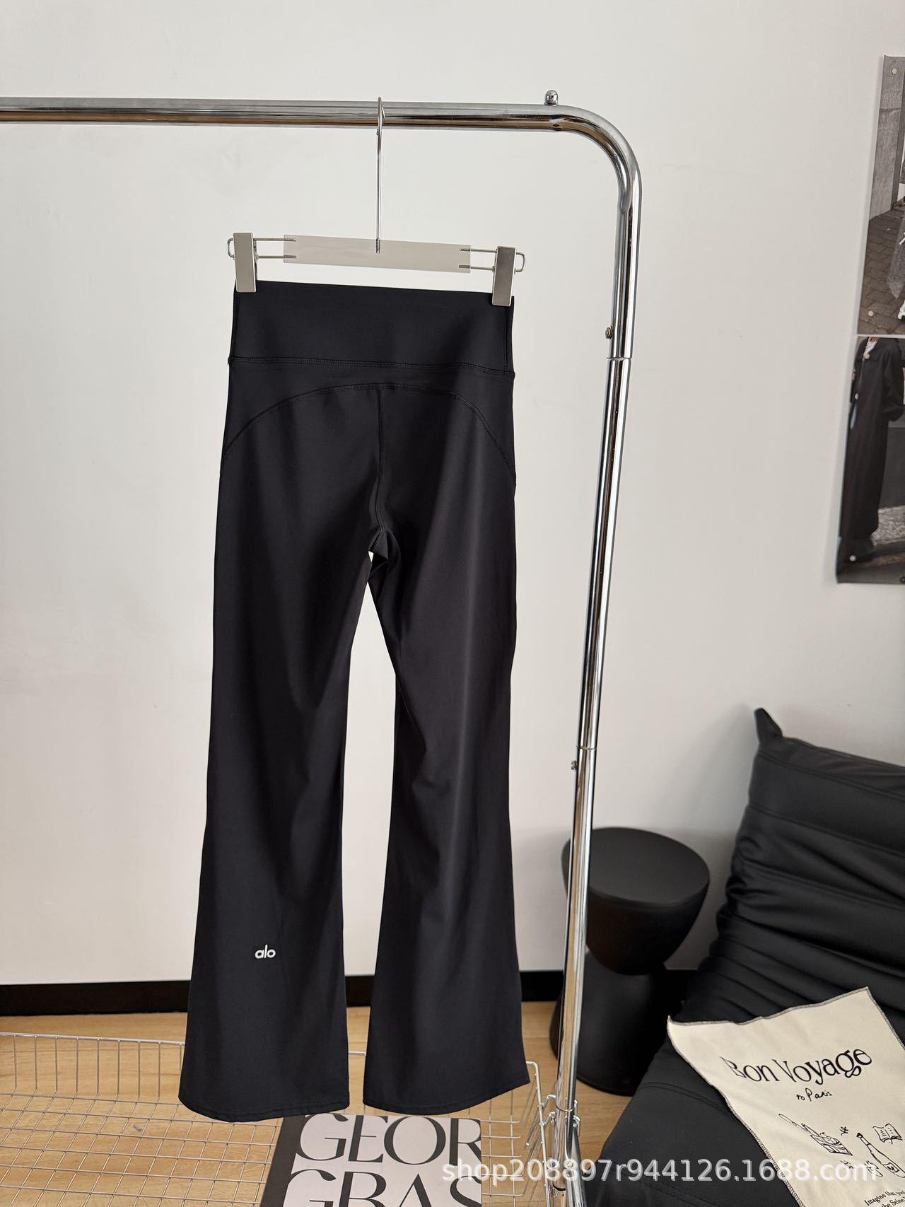 

Alo Reflective Letter Print Yoga Flare Pants: Women s Slim Fit, High Waist, Butt Lifting, Elastic Spring Style Small чорний