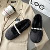 Nowe wykwintne damskie buty na wiosnę i jesień z perłami, miękką podeszwą i futerkiem, modny trend, codzienne płaskie buty