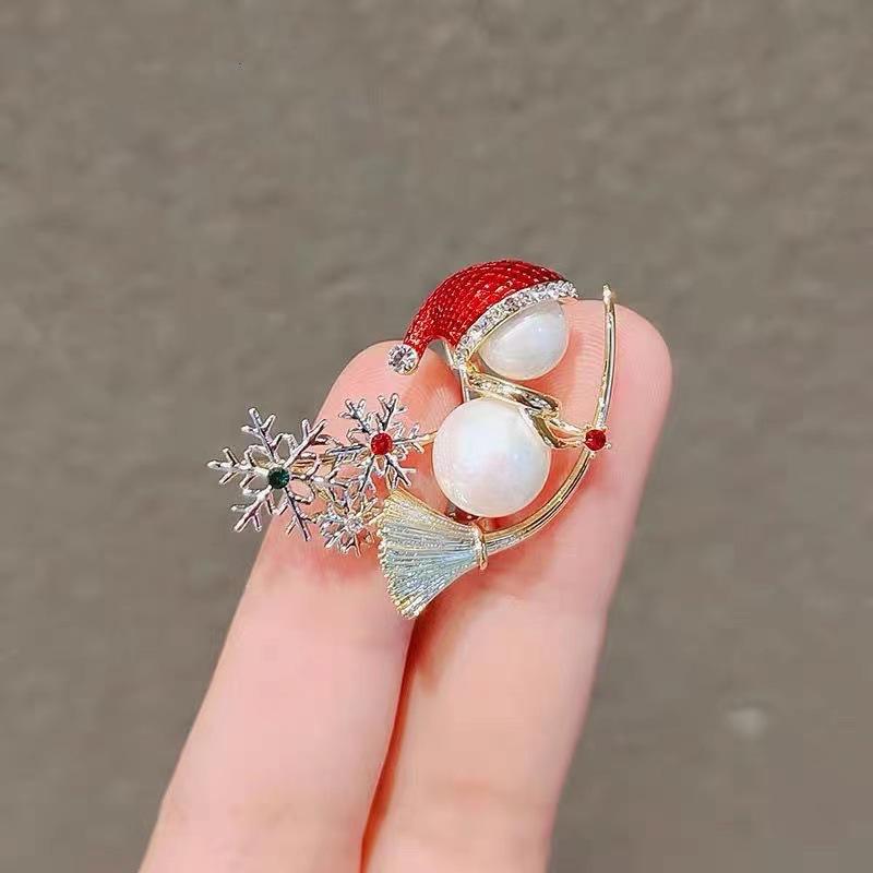 Lovely Imitation Pearls Snowman Hats Brooch Pins for Women Exquisite Zircon Snowflakes Brooch Christmas New Year Gift Jewelry