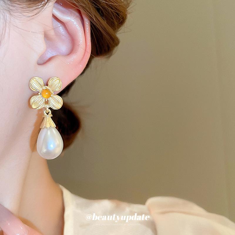 Silver needle flower water drop pearl stud earrings French retro temperament personalized versatile earrings light luxury niche earrings