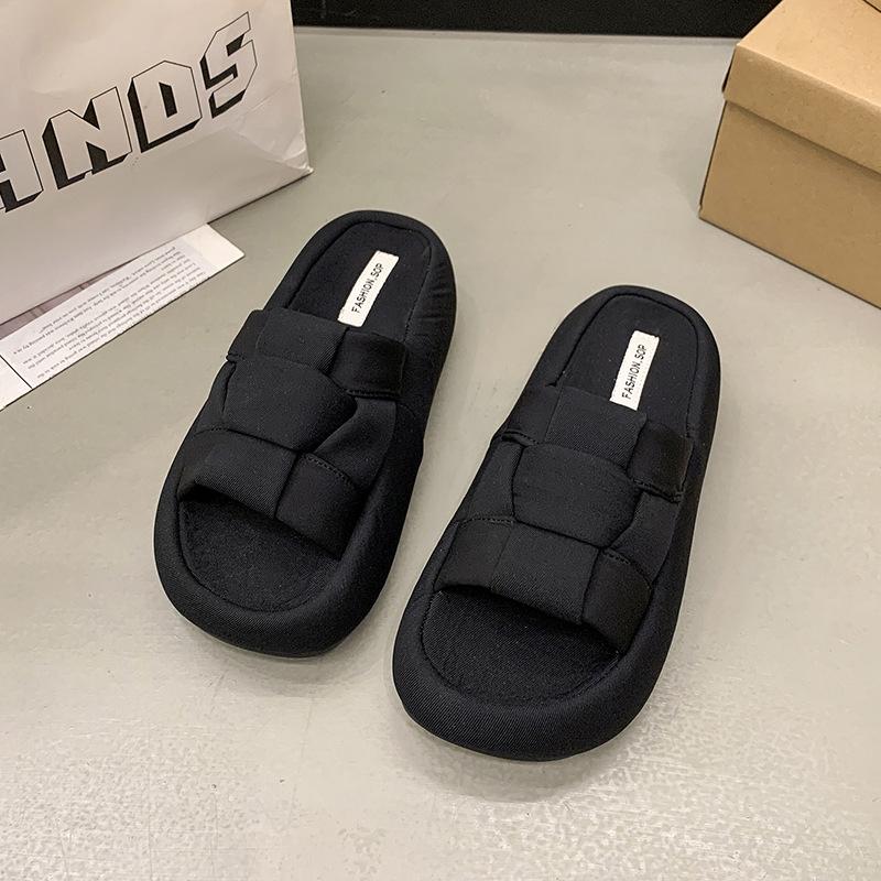

Крутые тапочки женские летние 2025 новые толстоподошвенные нескользящие пляжные тапочки для беременных ленивая мода шлепанцы с одной полоской 37 чёрный