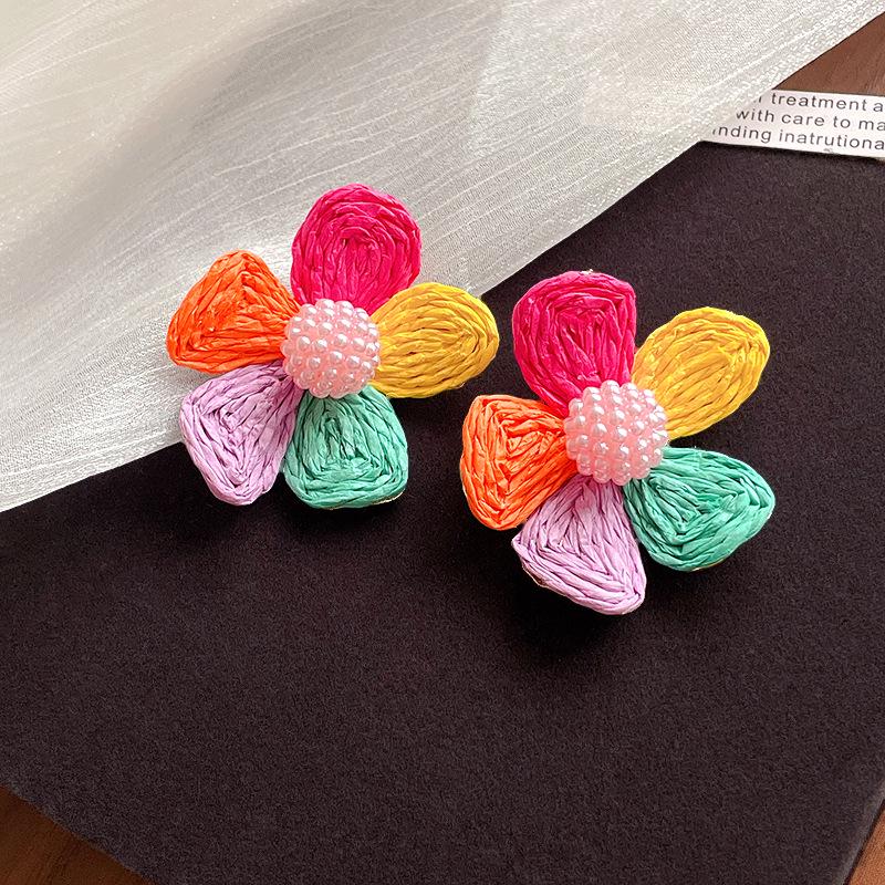 

Серьги-пусеты в богемном стиле с цветком, сплетенным из стальных игл, жемчуга и рафии для женщин - Нежный стиль морского отдыха