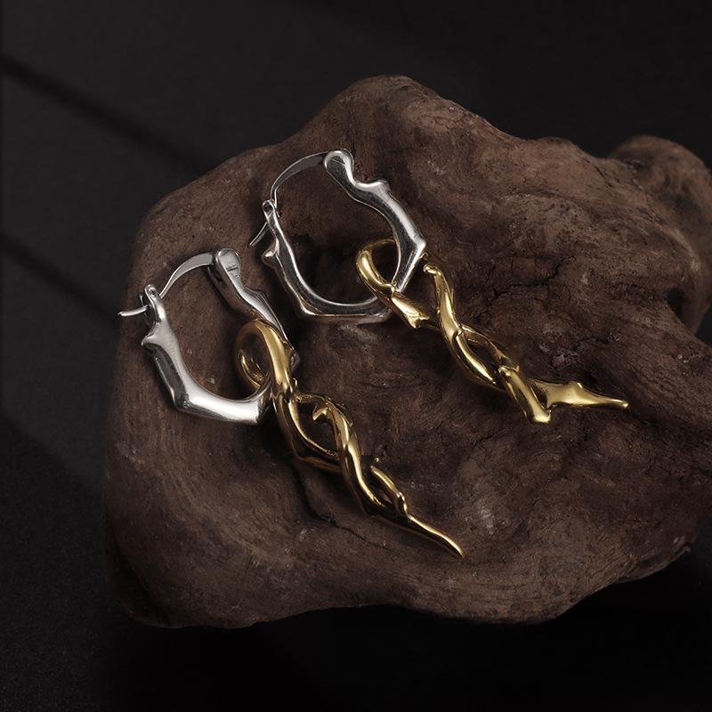 

Необычные длинные металлические серьги с нишевым дизайном